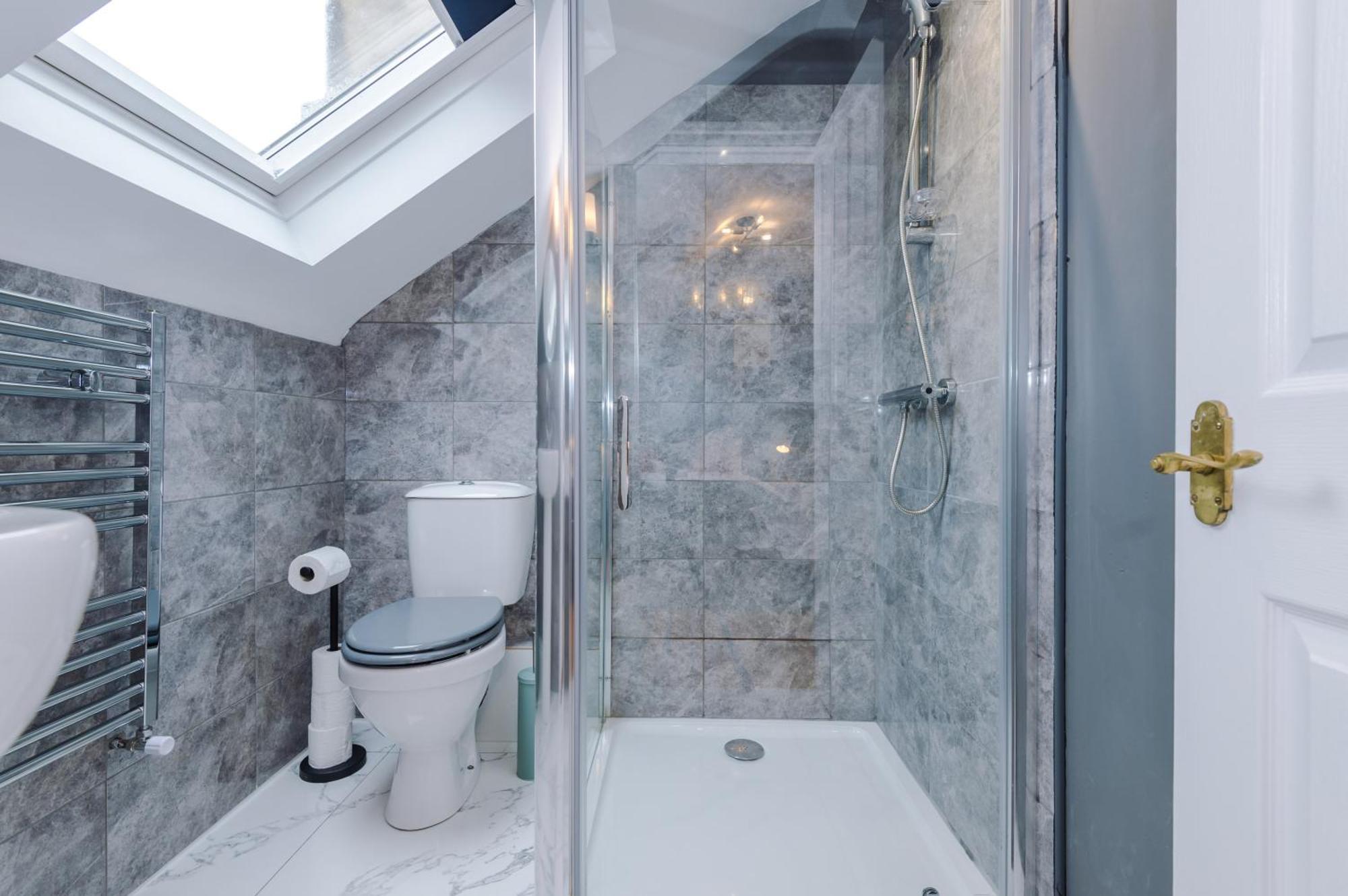 Incredible - Five Bedroom - 7 Actual Beds - 6 Bathroom House By Purestay - Central Bath With Parking Exterior foto