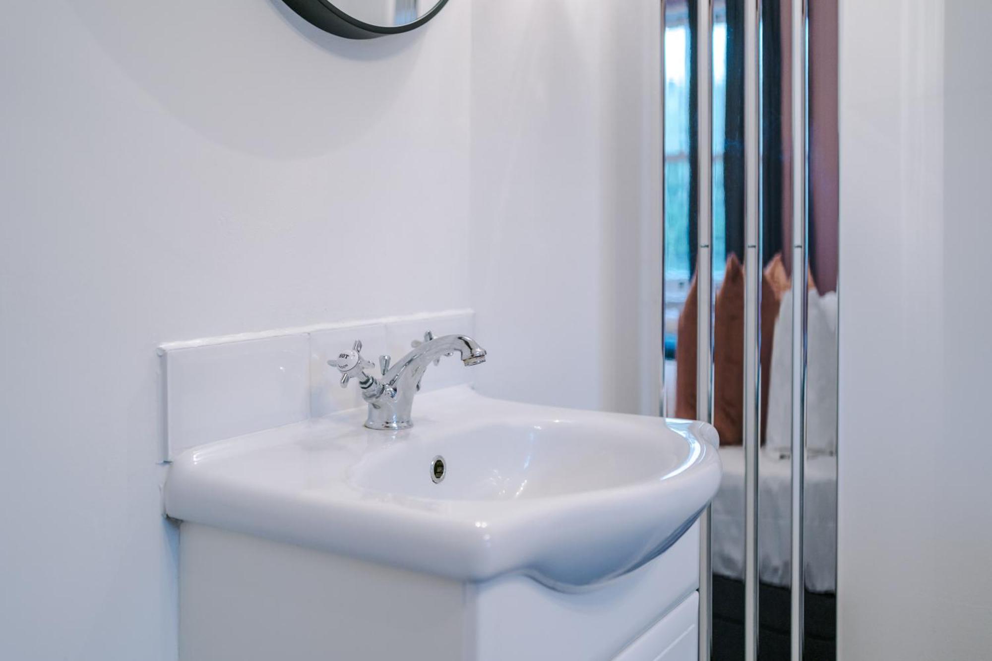 Incredible - Five Bedroom - 7 Actual Beds - 6 Bathroom House By Purestay - Central Bath With Parking Exterior foto